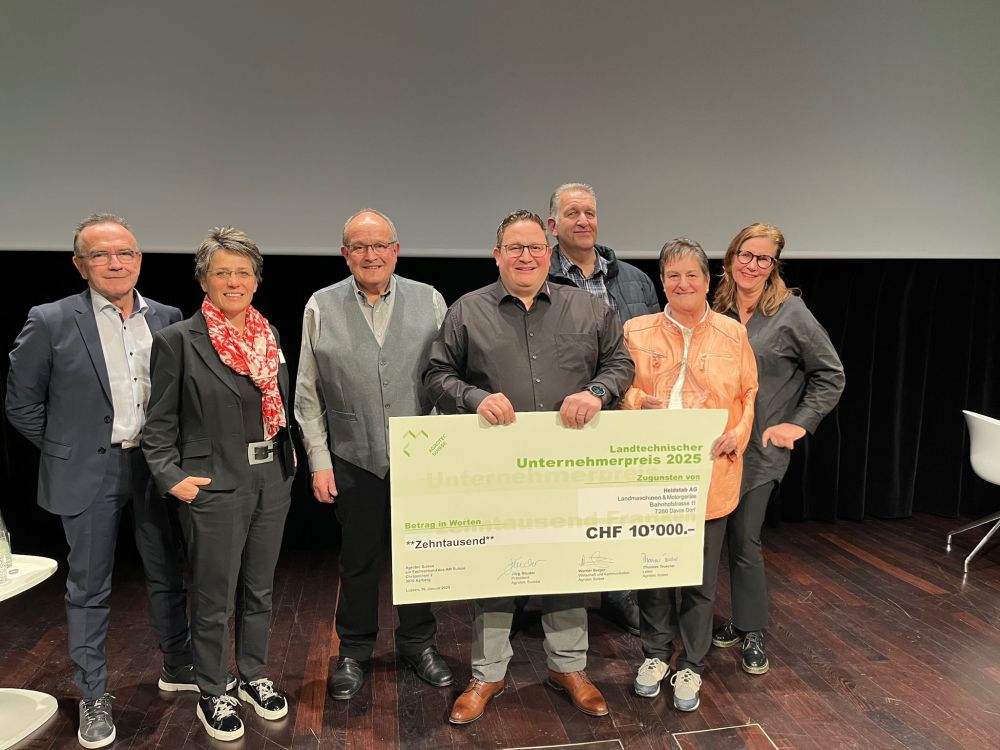 Die Gewinner des Unternehmerpreises mit der Jury: (v.li.) Jürg Minger, Christa Anliker, Christian Heldstab, Hansruedi Heldstab, Roger Stirnimann, Heidi Heldstab, Kirsten Müller. Bild: zVg