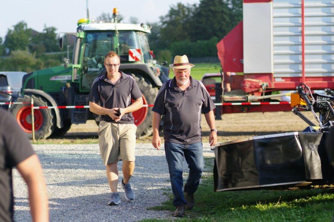 Ruedi Strebel (r.) und Raphael führen gemeinsam mit Margrit und Melanie den Betrieb.