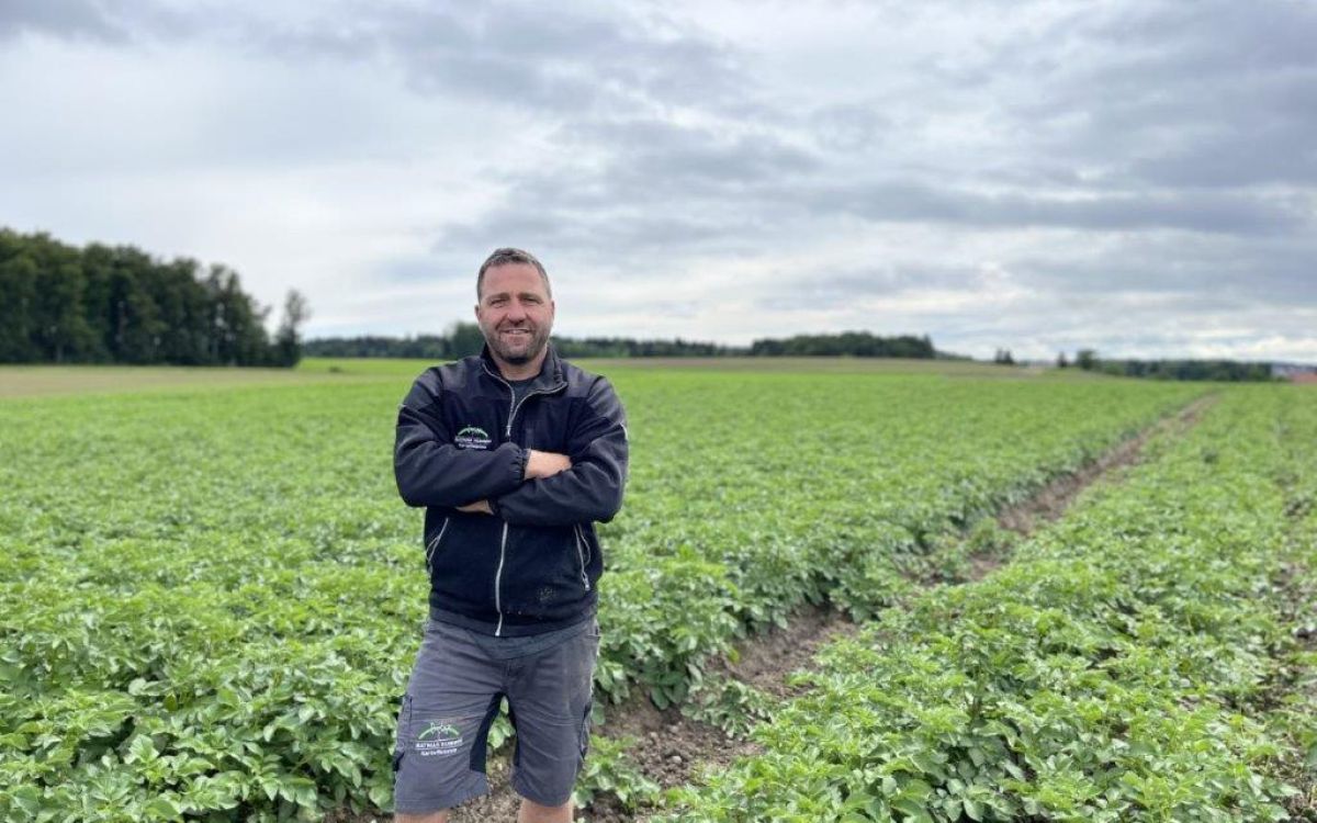 Mathias Kummer auf dem Kartoffelfeld. Foto: kim