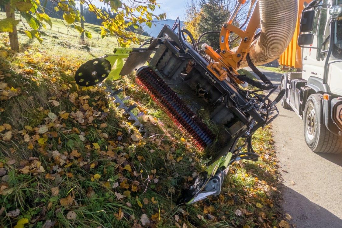 Der schonende Mähkopf mit Pick-Up im Einsatz. Bild: Vollmer