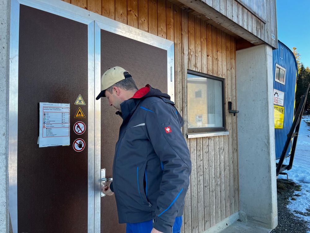 Zertifizierung bei Samuel Guggisberg Zimmerwald (BE). Die Tür zum Lagerraum Pflanzenschutz ist verschlossen. So ist es vorgeschrieben. (Betrieb Guggisberg)