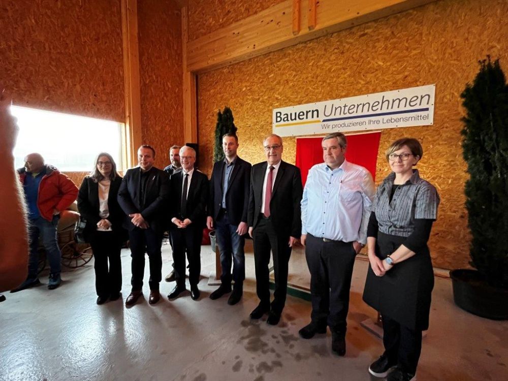 Freiburger Grossratspräsident Adrian Brügger, Andreas Bürki, Staatsrat Jean-Pierre Siggen, Samuel Guggisberg, Guy Parmelin, Fernand und Sandra Andrey (v. li.). Foto: kim