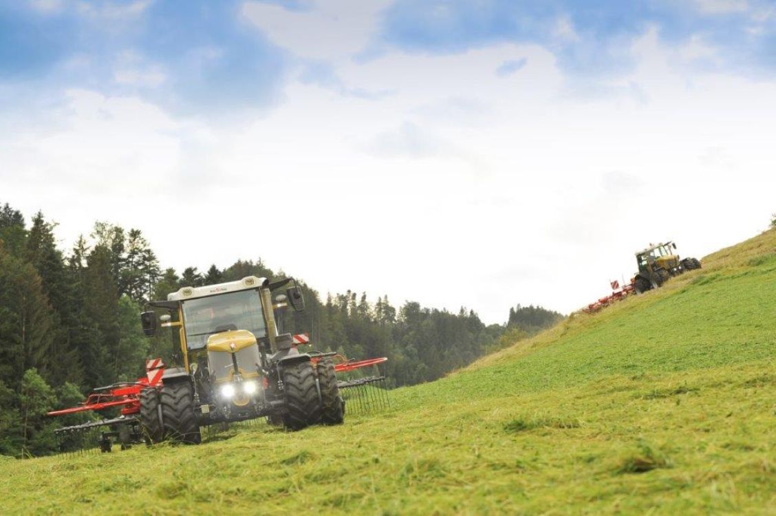 Rigitrac im Steilhang mit SIP-Heuerntemaschine. Foto: Sepp Knüsel AG