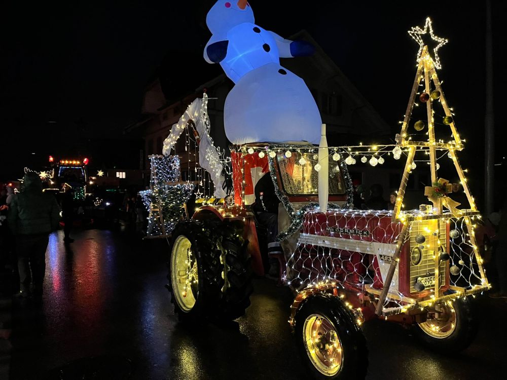 Ein wunderschönes Zusammenspiel aus Tradition und Kreativität: Die Traktoren in Huttwil erstrahlten in voller Pracht. Bild: kim