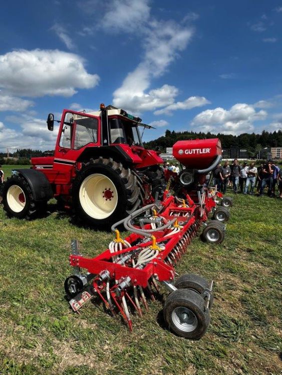 Case IH 1455 XL mit einem Güttler GreenMaster mit Zinkensaat. Bild: kim