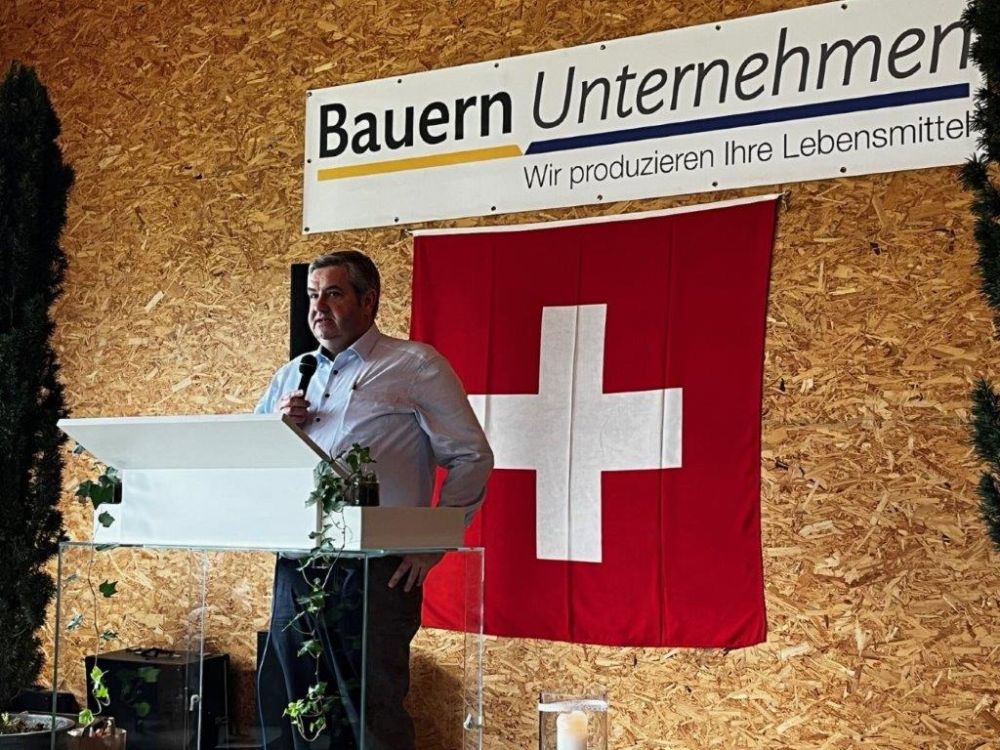 Fernand Andrey, Gastgeber und Vizepräsident der IG BauernUnternehmen, fand klare Worte: "Es ist nicht die Politik, die der Landwirtschaft Steine in den Weg legt. Es ist die links-grün geprägte Verwaltung - das BLW." Foto: kim