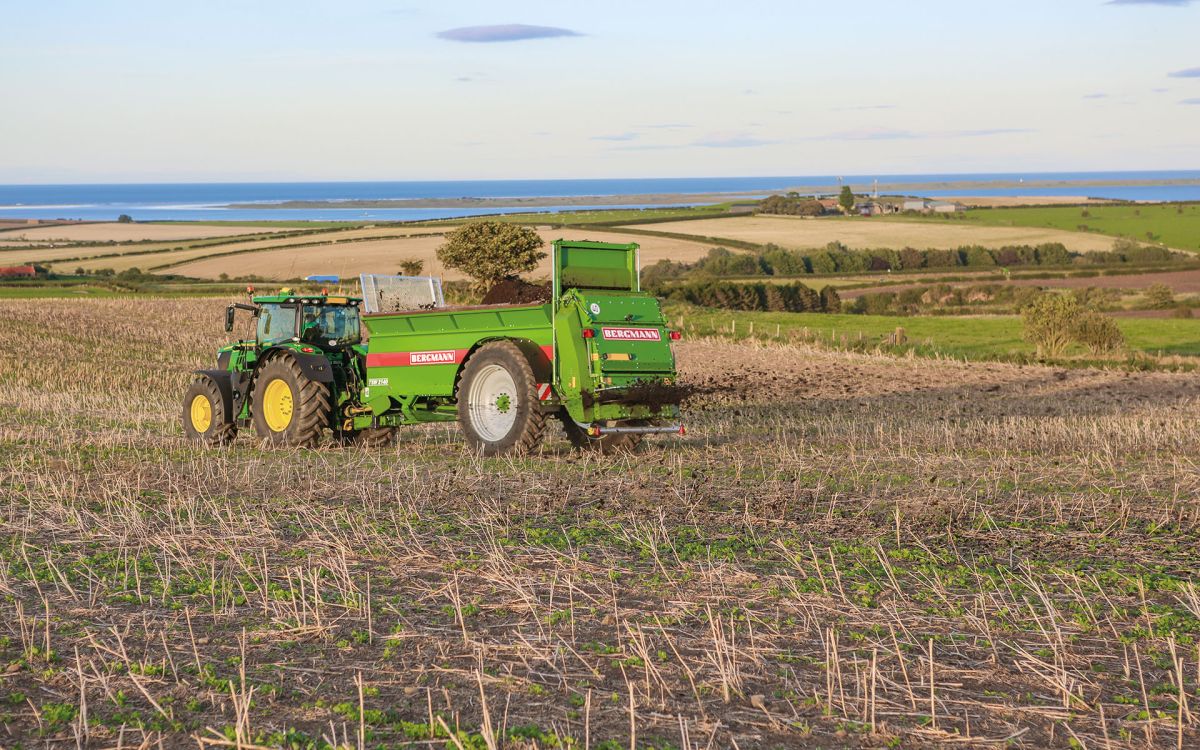 Tiefbettstreuer TSW 2140 E mit V-Spread auf dem Feld.