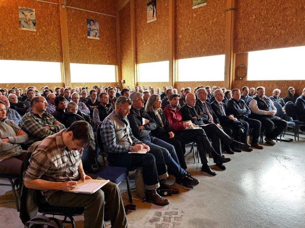 150 Gäste waren an der Jahresversammlung anwesend, die auf dem Betrieb von Familie Andrey in Pierrafortscha (FR) stattfand. Foto: kim