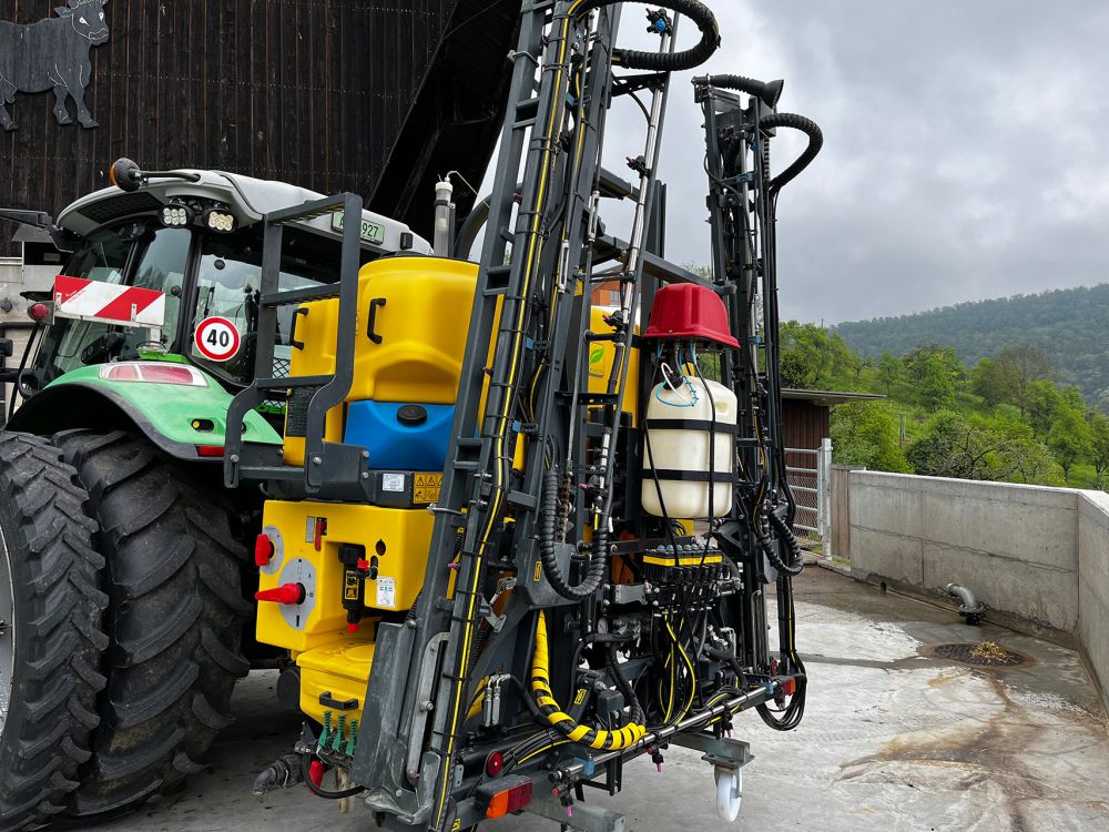 Pflanzenschutzspritze Caffini, Arbeitsbreite 15 m mit 800 l im Heck und 300 l an der Front. (Betrieb Ulmann)