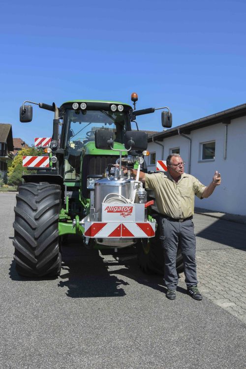 Res Fiechter, Fiechter Lohnunternehmen GmbH, mit seiner Löscheinrichtung für den mobilen Feldeinsatz. Bild: zVg