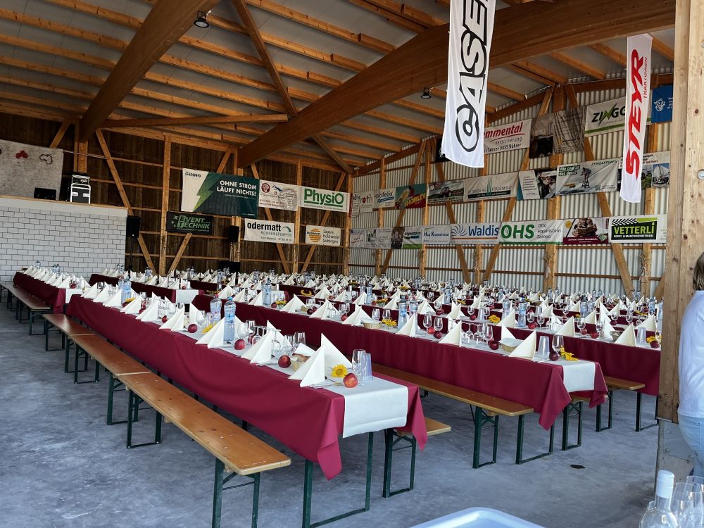 Fantastisch eingedeckt mit Unterstützung der Frauen des Turnvereins.