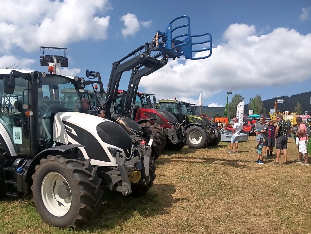 Der weisse Valtra A115 neben seinen grossen Brüdern. Bild: BG