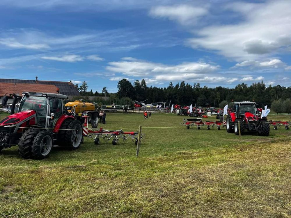 Das grosse und schön präsentierte Massey Ferguson Fullliner-Programm, an den Born to Farm Tagen in Kleinbösingen (FR). Bild: kim