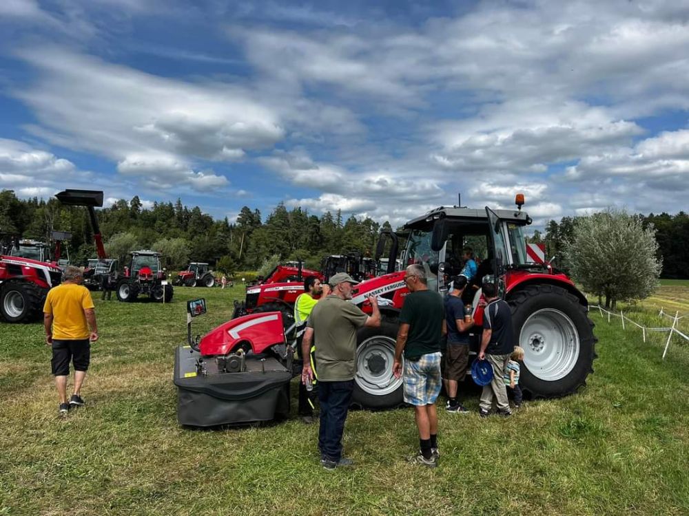 Ein Massey Ferguson der Baureihe 5000 mit einem MF-Frontscheibenmähwert. Bild: kim